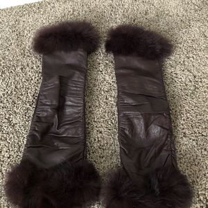 Wine colored fingerless gloves with faux fur